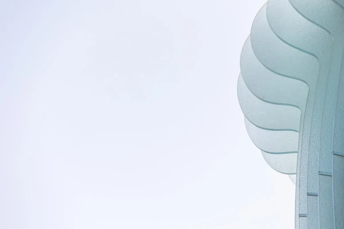 Aluk SG52 (التصميم الخفي): واجهات زجاجية انسيابية بدون فواصل ألمنيوم ظاهرة