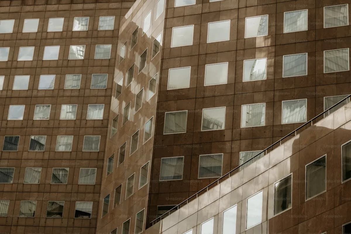 الصيانة المستدامة لأبواب وشبابيك الألمنيوم: نصائح لتجنب تسرب المياه والغبار