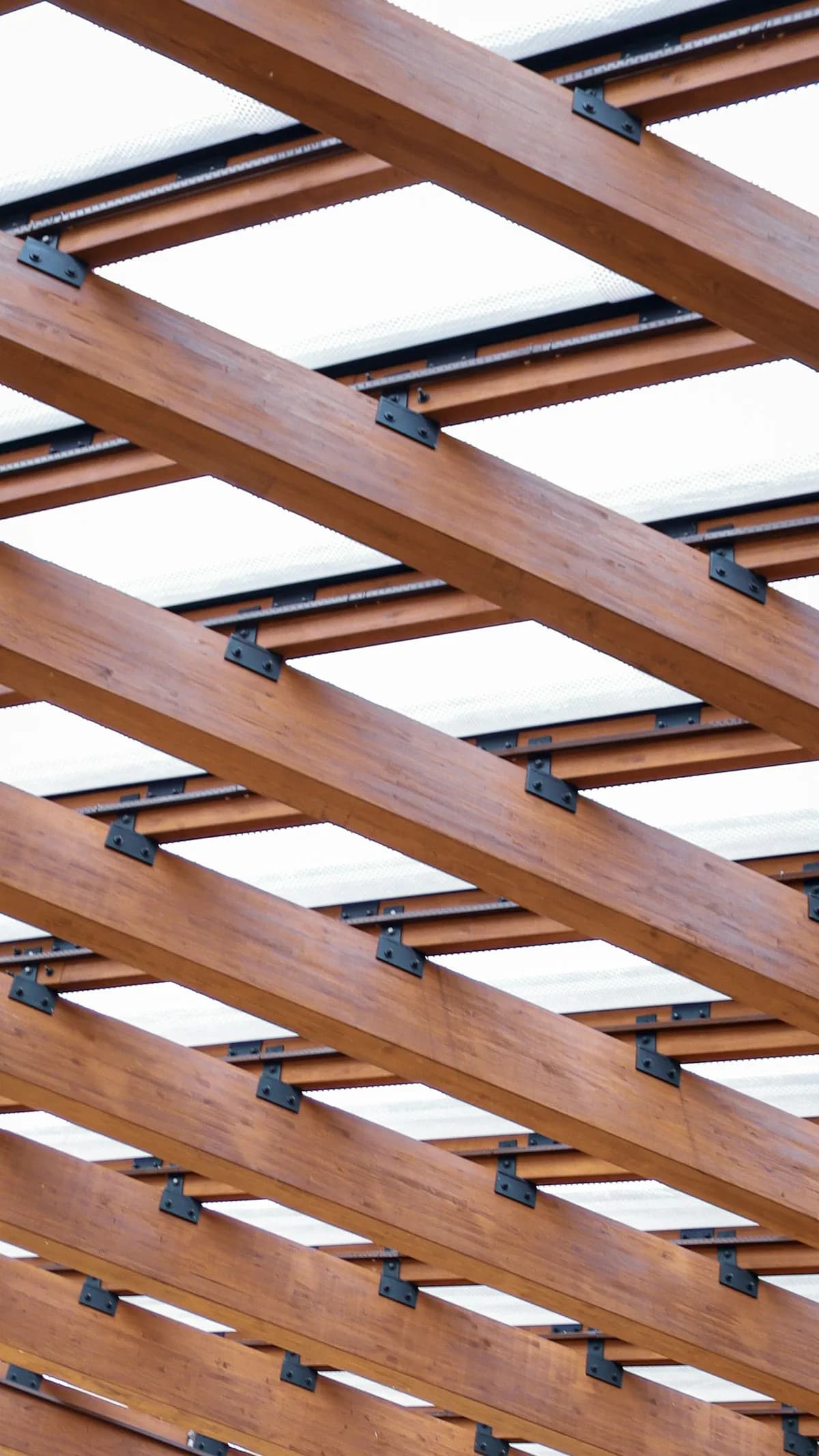 برجولات الألمنيوم مقابل الخشب: المقارنة الشاملة 2026