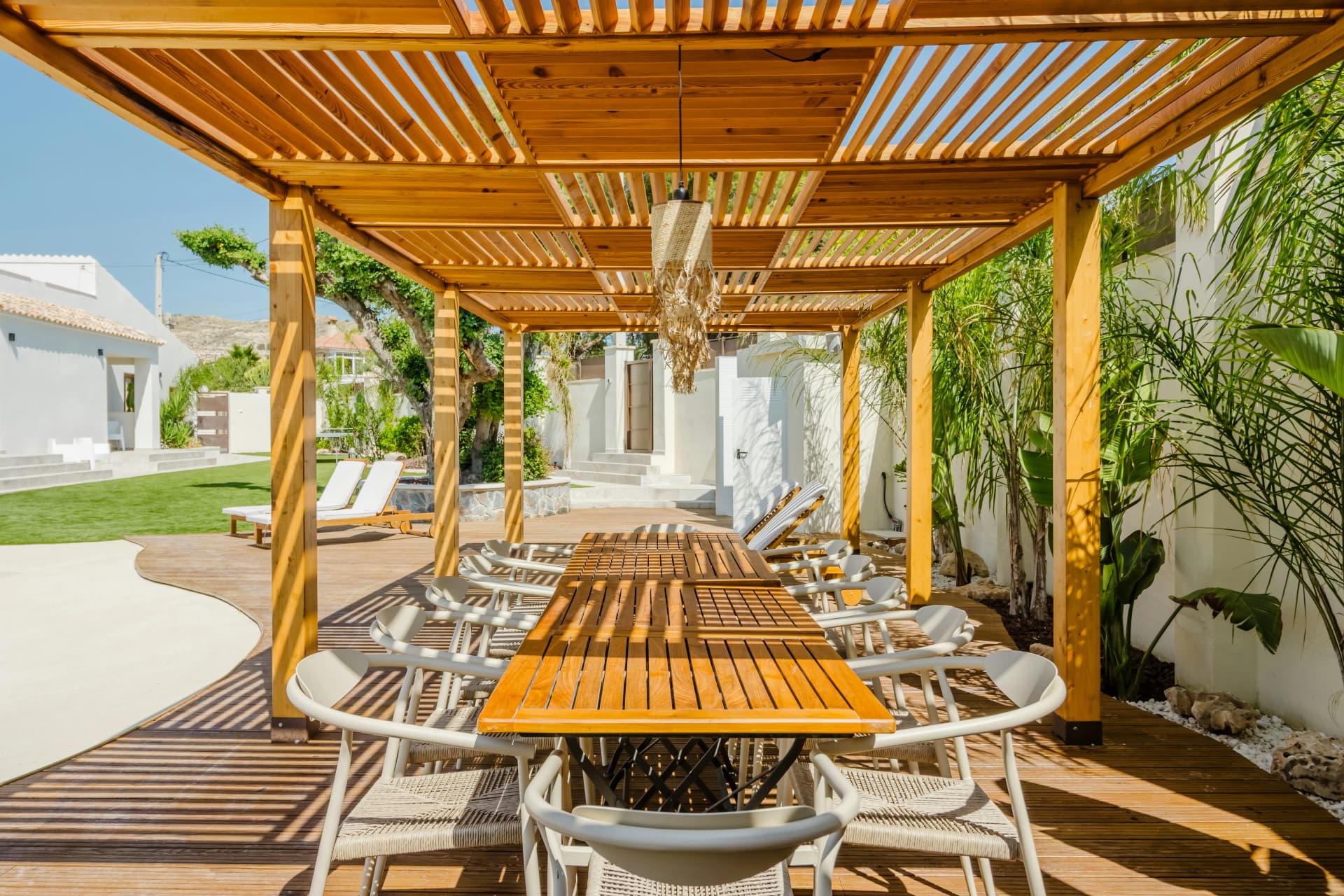 برجولات الألمنيوم أم الخشب؟ أيهما الأفضل لجلسات الحدائق في طقس السعودية؟