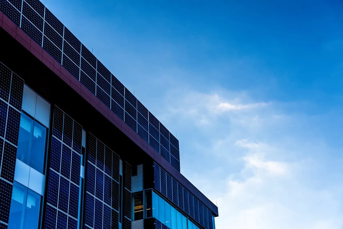 الواجهات المتكيفة مع المناخ: تقنيات التظليل الذكي لمواجهة صيف المملكة الحارق