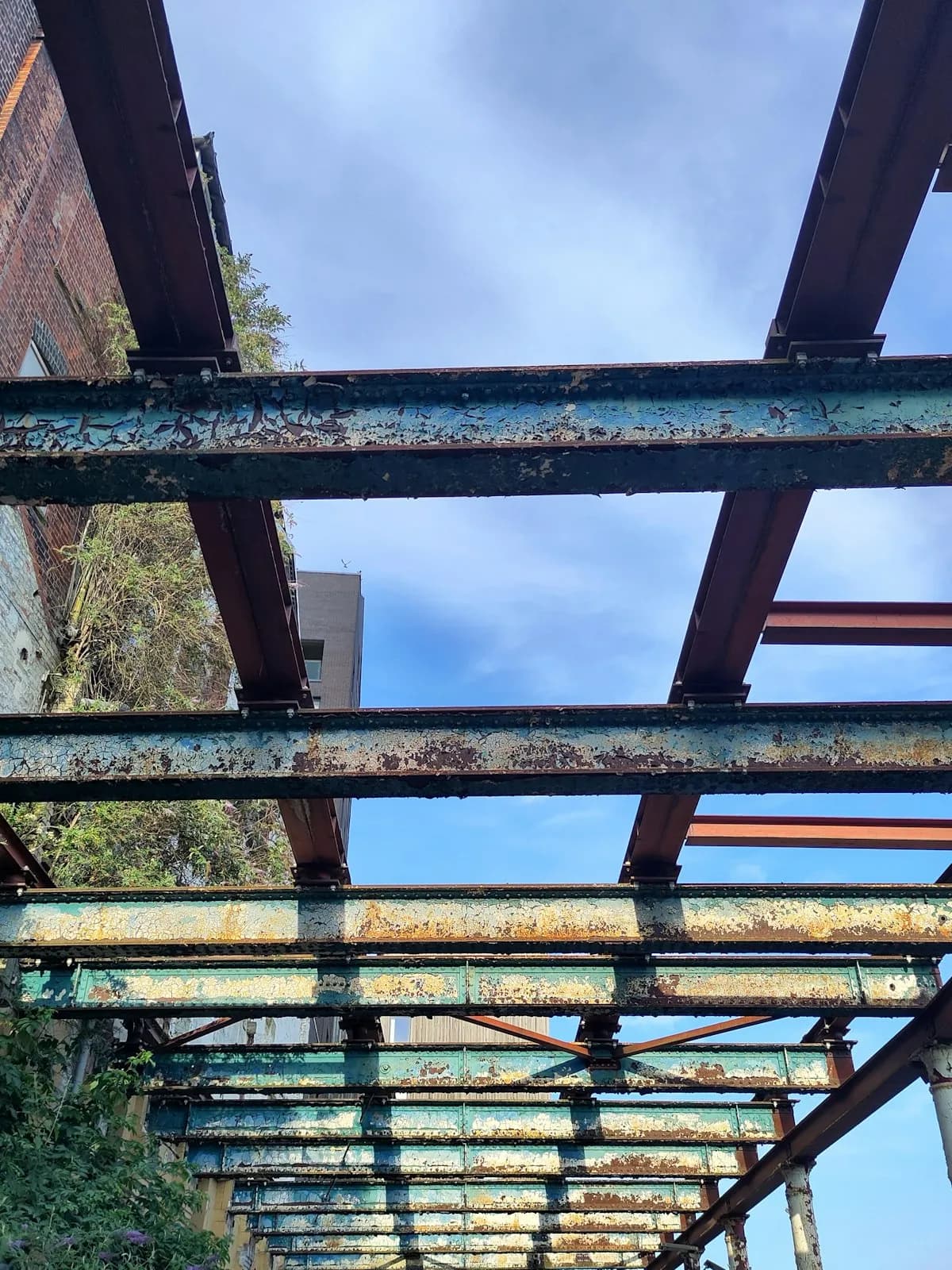 كيف يتم حماية الهياكل الحديدية من الصدأ وعوامل التعرية في السعودية؟