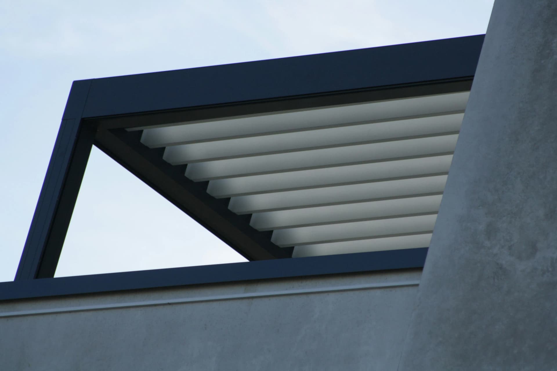 برجولات لكسان وزجاج معزول: الحل النهائي لحماية الجلسات من الأمطار والغبار