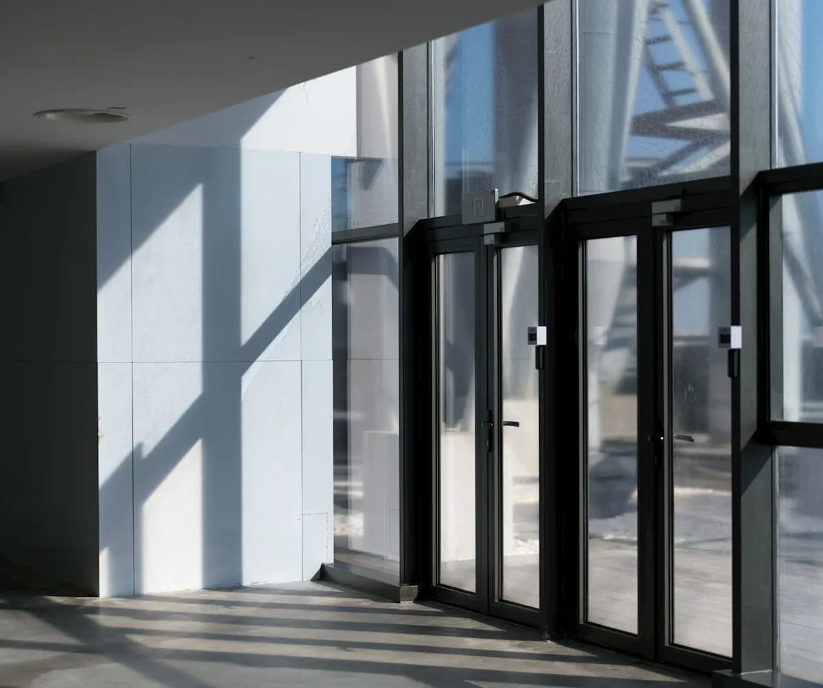 الأبواب والواجهات الأوتوماتيكية للفنادق والمولات (Automatic Sliding Doors)