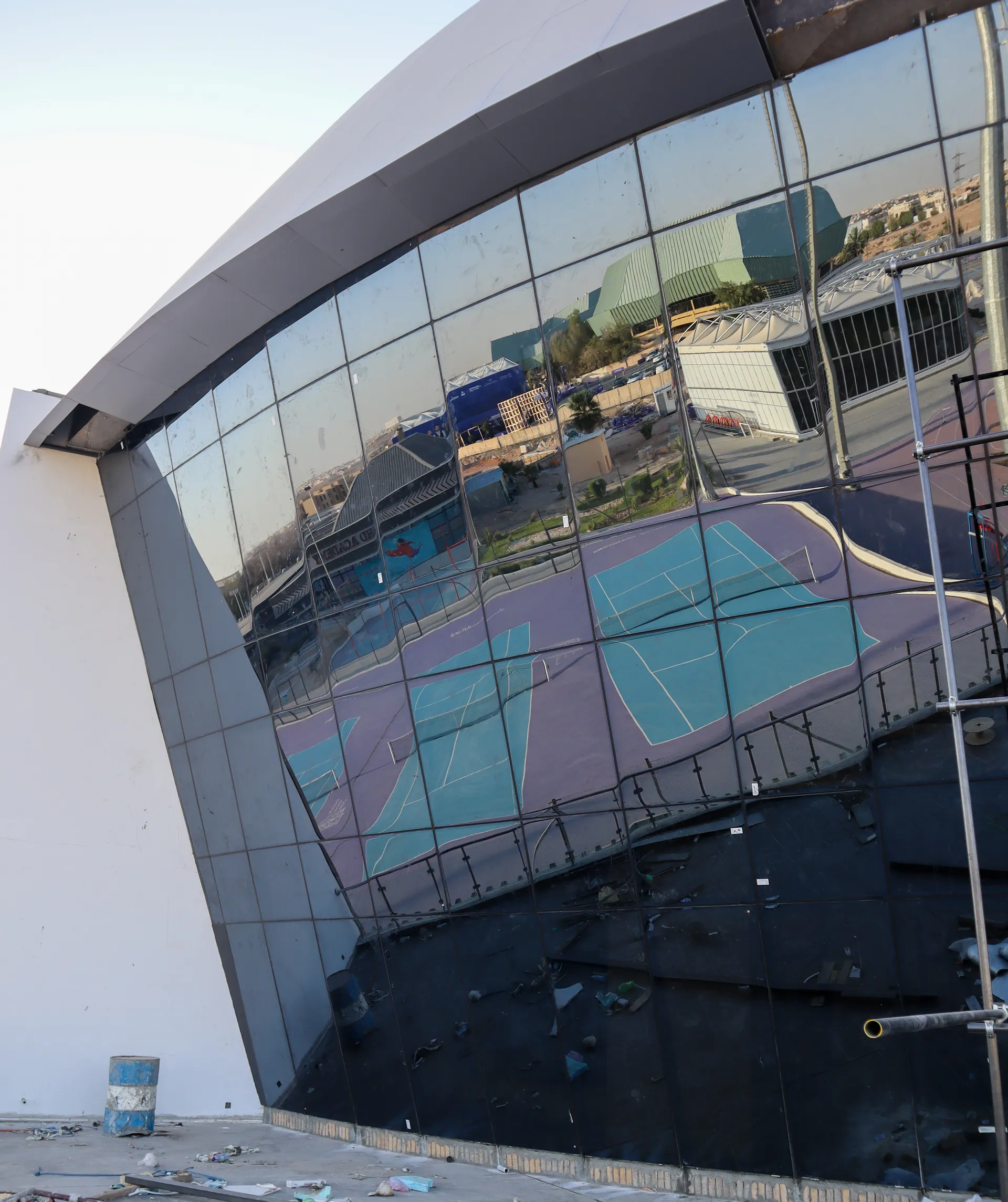 أكاديمية مهد الرياضية بالرياض — تنفيذ ماجيكو لواجهات Curtain Wall زجاجية وهياكل معدنية لمداخل المنشأة الرياضية، 2024