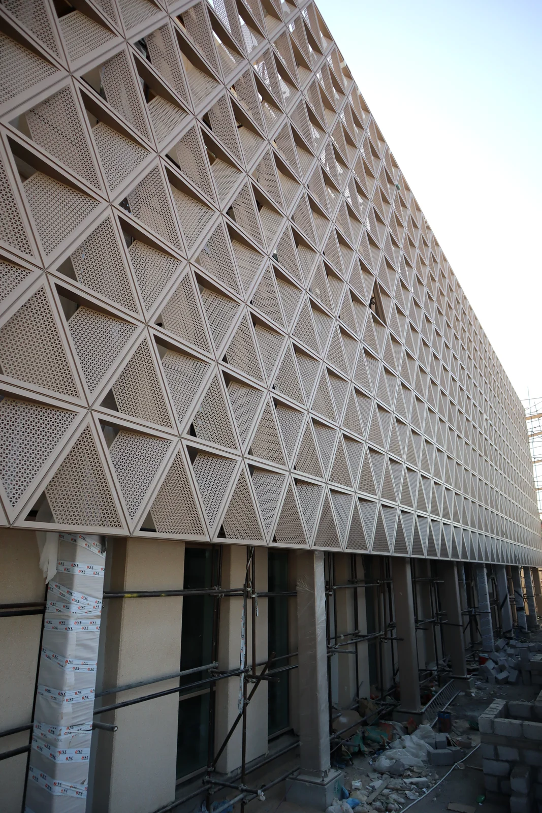 تنفيذ واجهات الألمنيوم ثلاثية الأبعاد لمشروع مدارس مسك في وجهة خزام