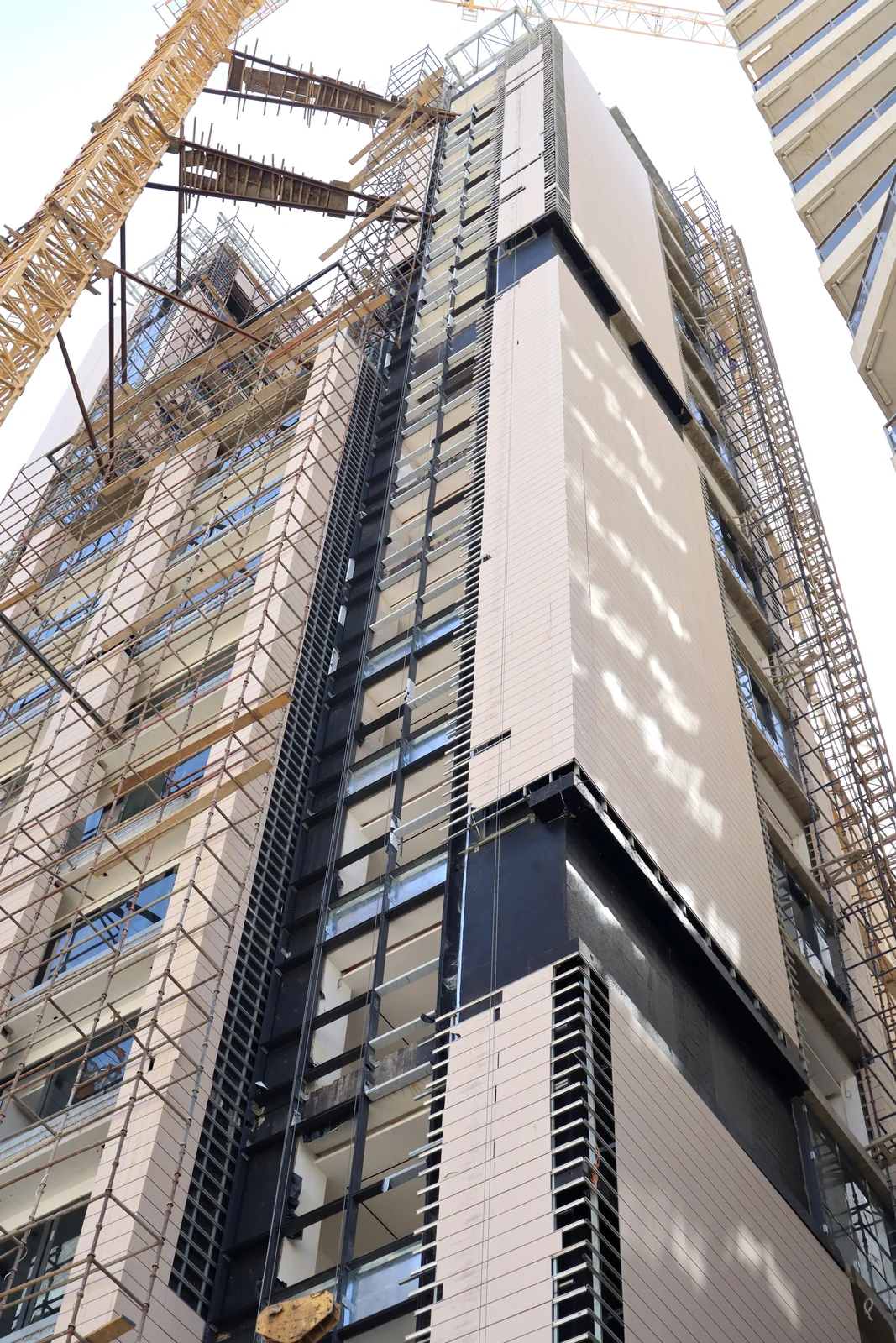 واجهة برج العثمان في الرياض مع نظام كرتن وول عالي الارتفاع ضمن أعمال ماجيكو