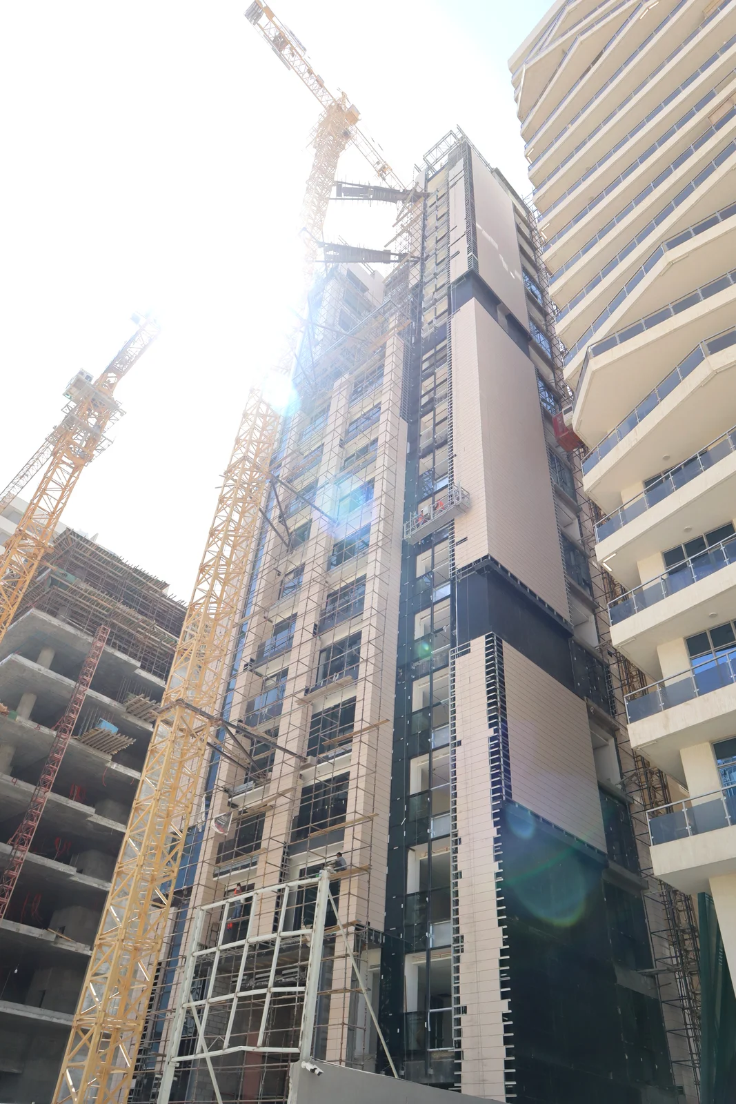 برج العثمان بالرياض من تنفيذ ماجيكو بواجهة Unitized Curtain Wall AluK AW86 بمساحة 4200 متر مربع وارتفاع 18 طابق