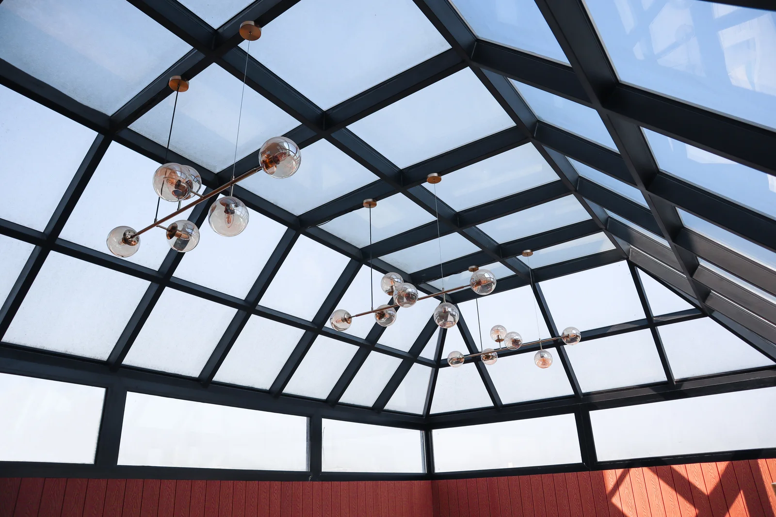 لوح زجاج مزخرف (Patterned Glass) بنقشة طولية مضلعة يوفر خصوصية أنيقة لحمام الضيوف