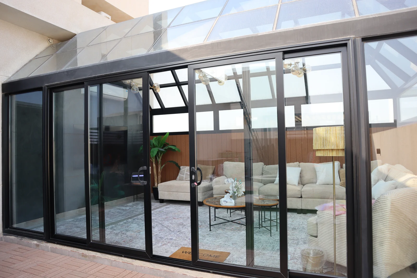 علامة التقسية الحرارية (Tempered Glass Mark) مطبوعة على زاوية زجاج شاور مسنفر للدلالة على تطبيق معايير الأمان