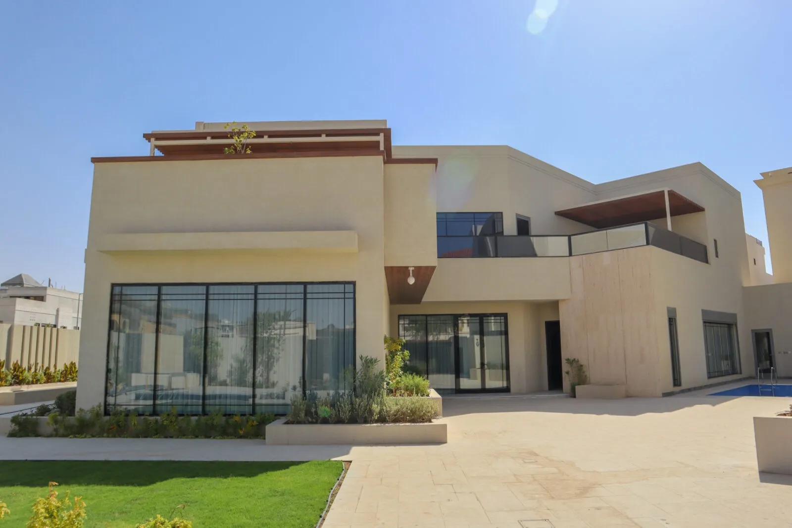 فيلا شمال الرياض من تنفيذ ماجيكو بشبابيك ألمنيوم مع نظام التصريف الكامل Weep Holes وSub-sill ضد تسرّب مياه الأمطار