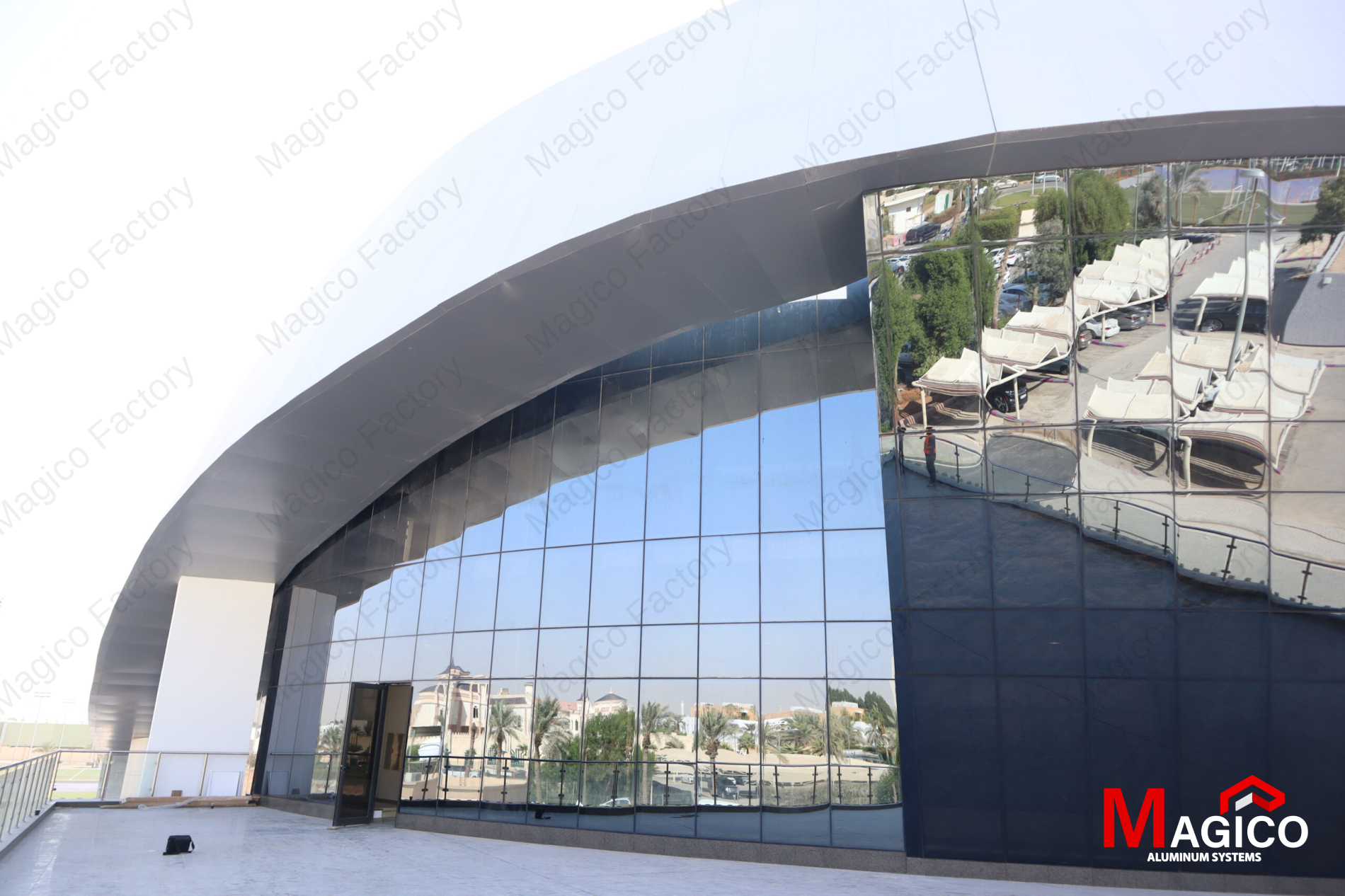 أحدث تقنيات تصنيع وتركيب الواجهات الزجاجية (Curtain Wall) في المشاريع الحديثة glass facades MAGICO FACTORY IMG 1552 scaled